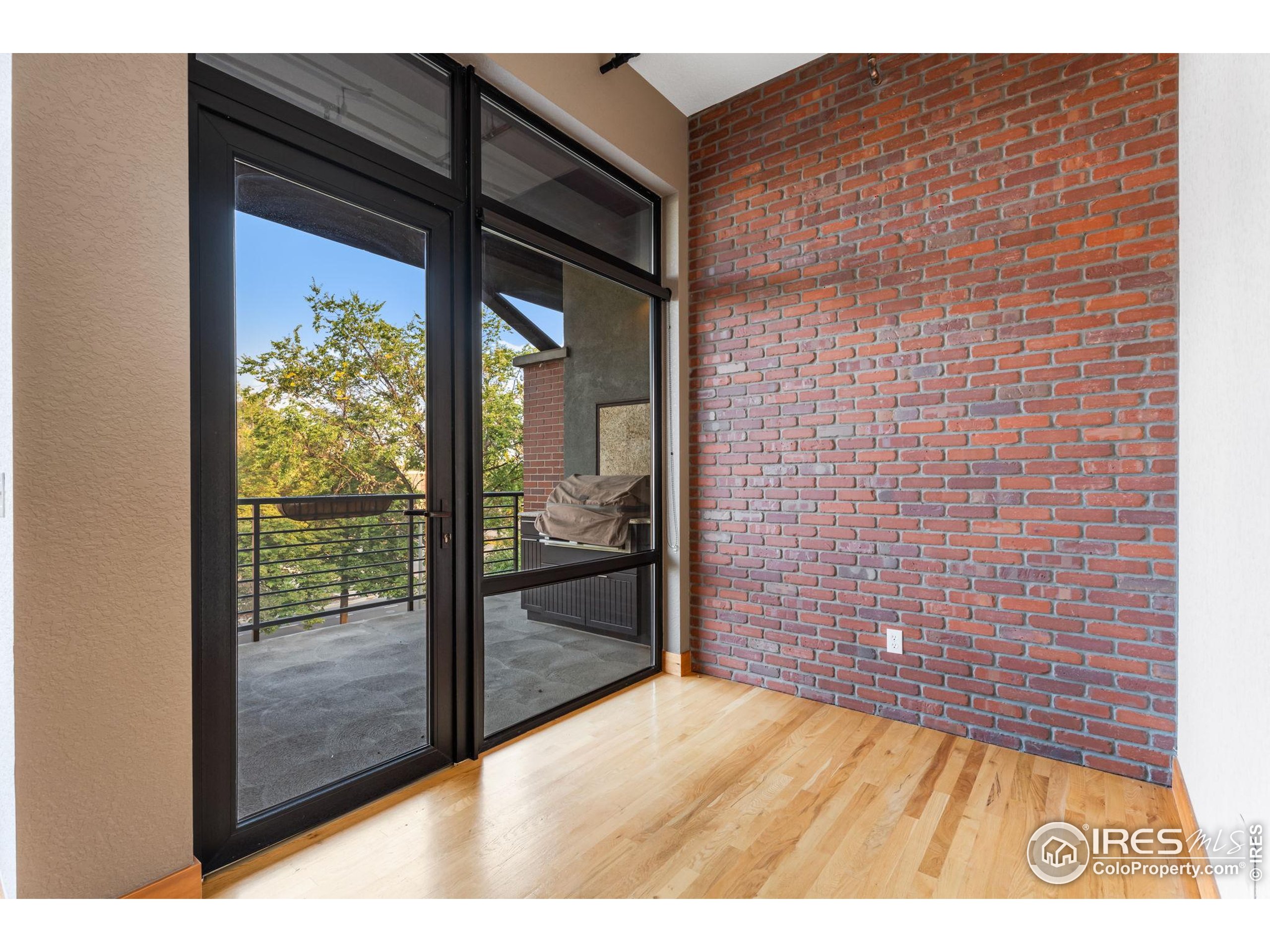 210 W Magnolia St 320