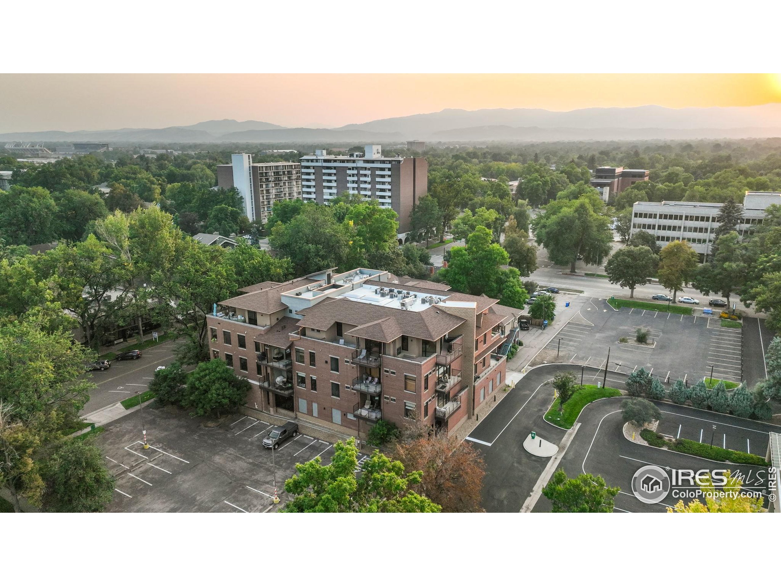 210 W Magnolia St 320