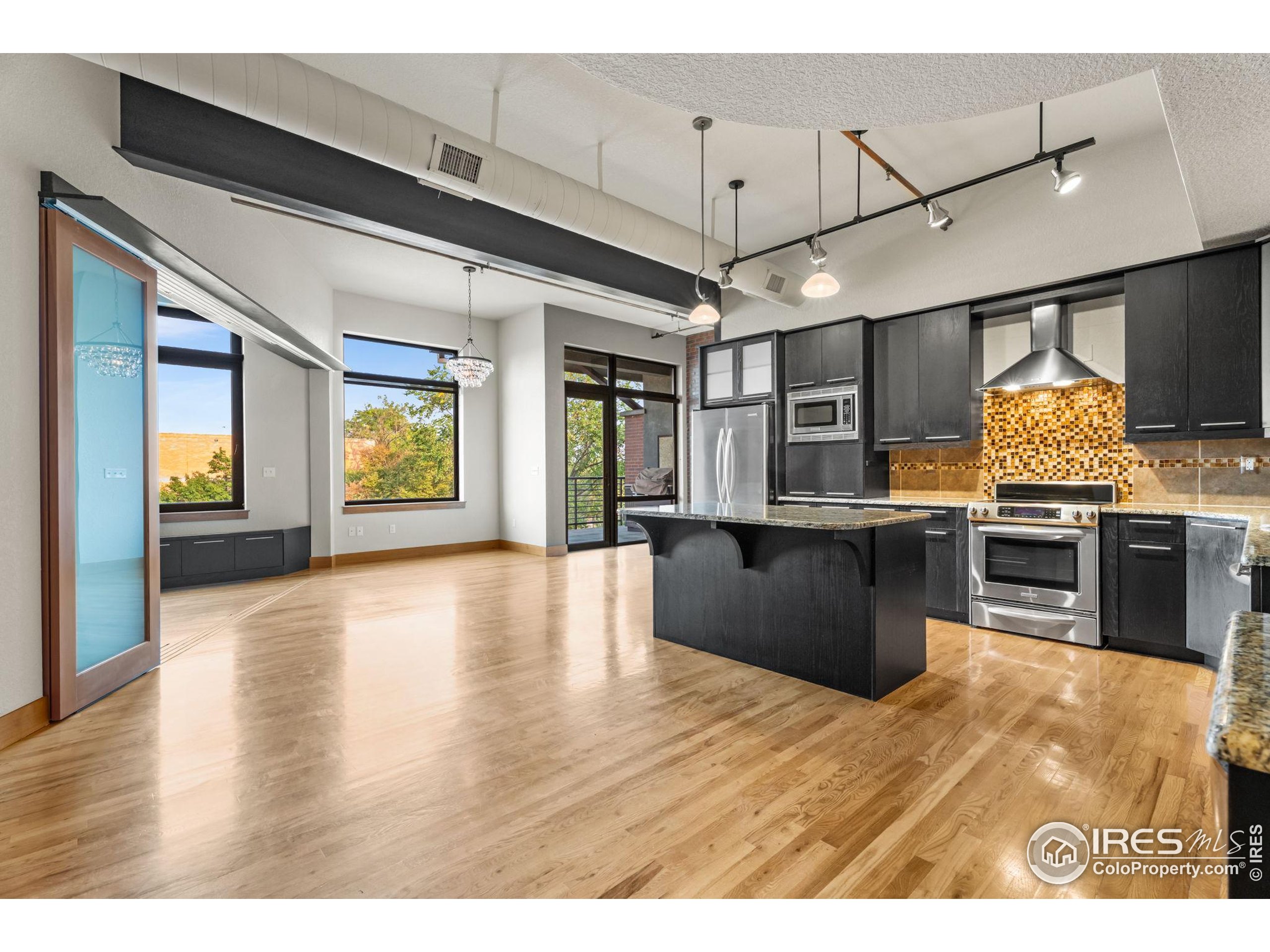 210 W Magnolia St 320