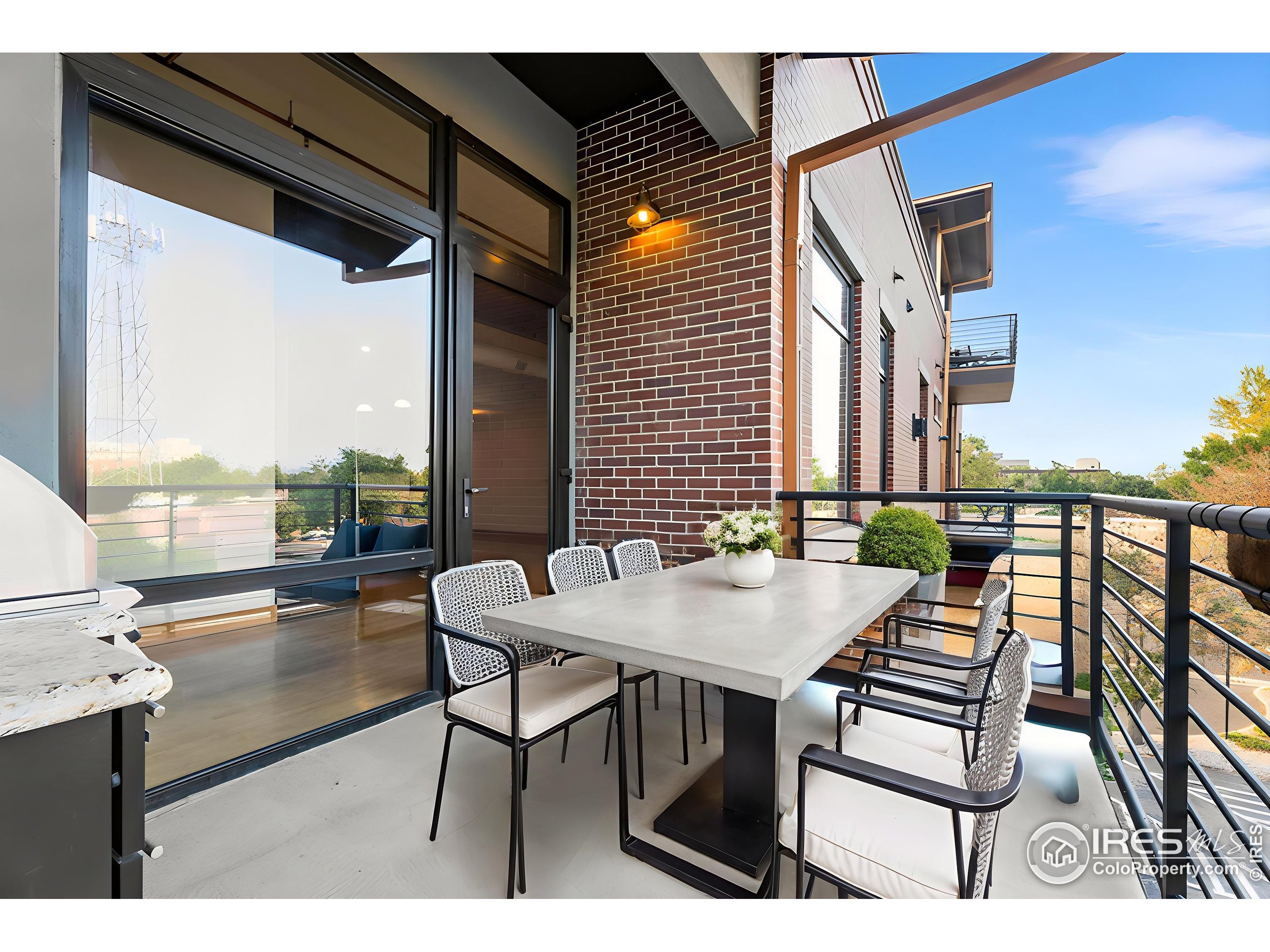 210 W Magnolia St 320