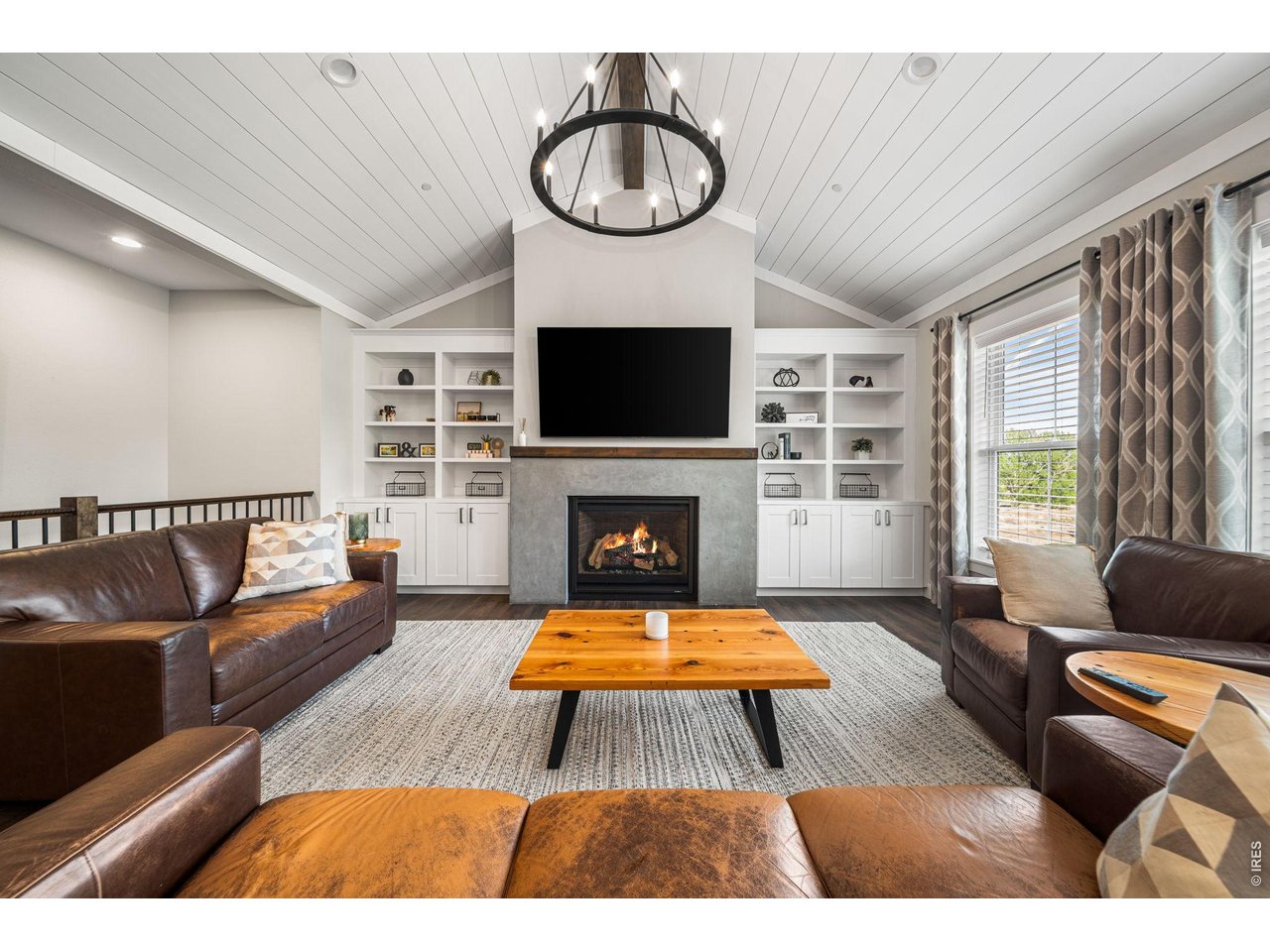 3421 Pond View Dr