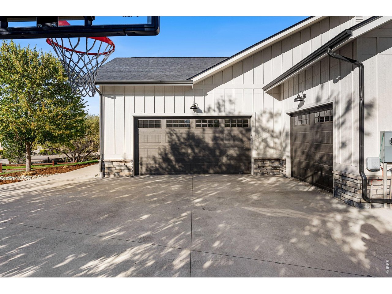 3421 Pond View Dr