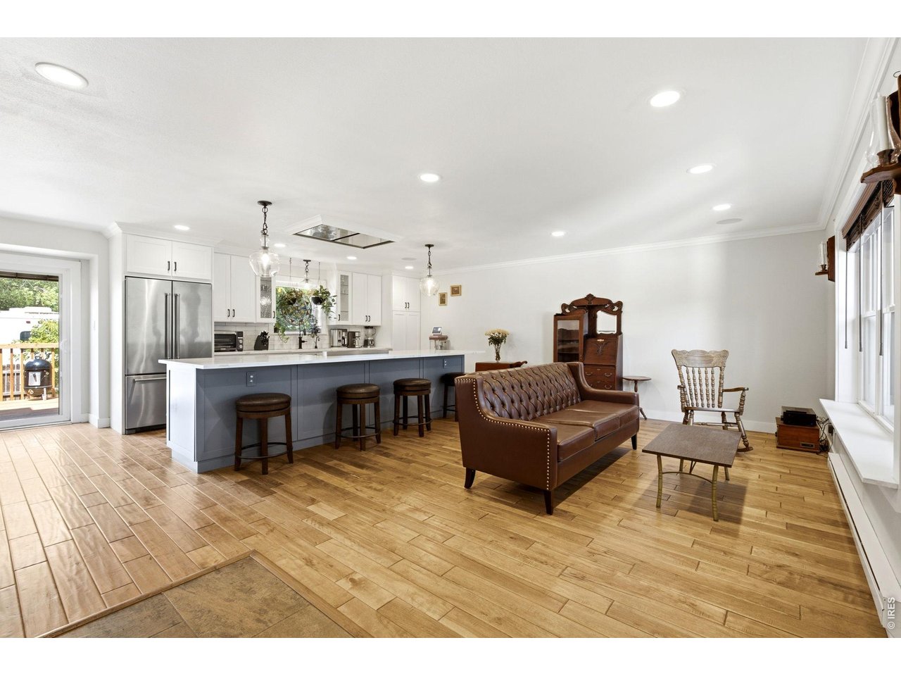 5217 Greenview Dr