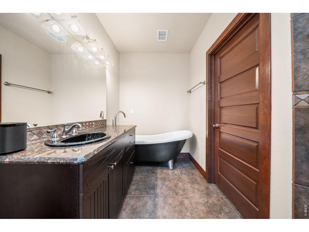 210 W Magnolia St 360