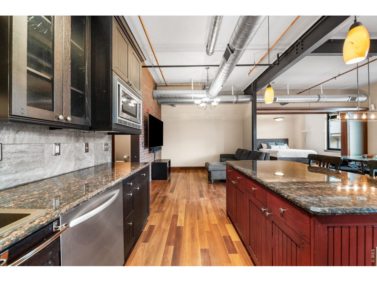 210 W Magnolia St 360