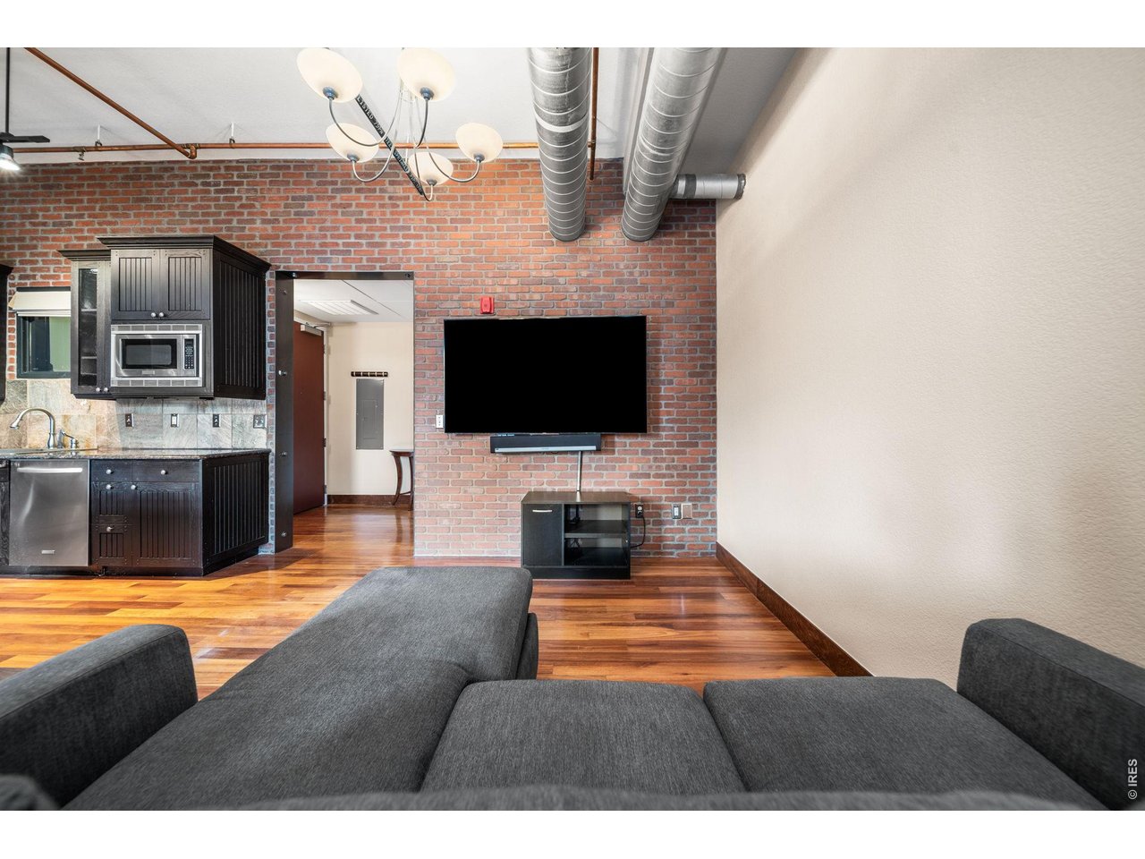 210 W Magnolia St 360