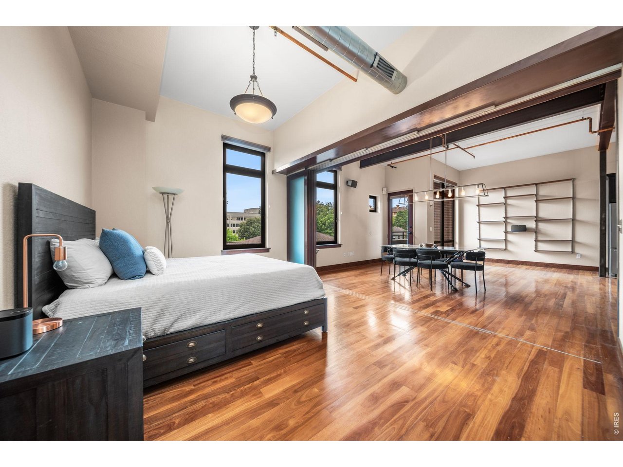 210 W Magnolia St 360