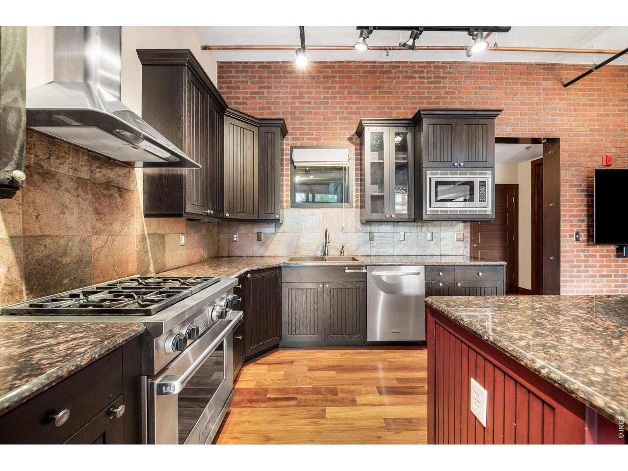 210 W Magnolia St 360