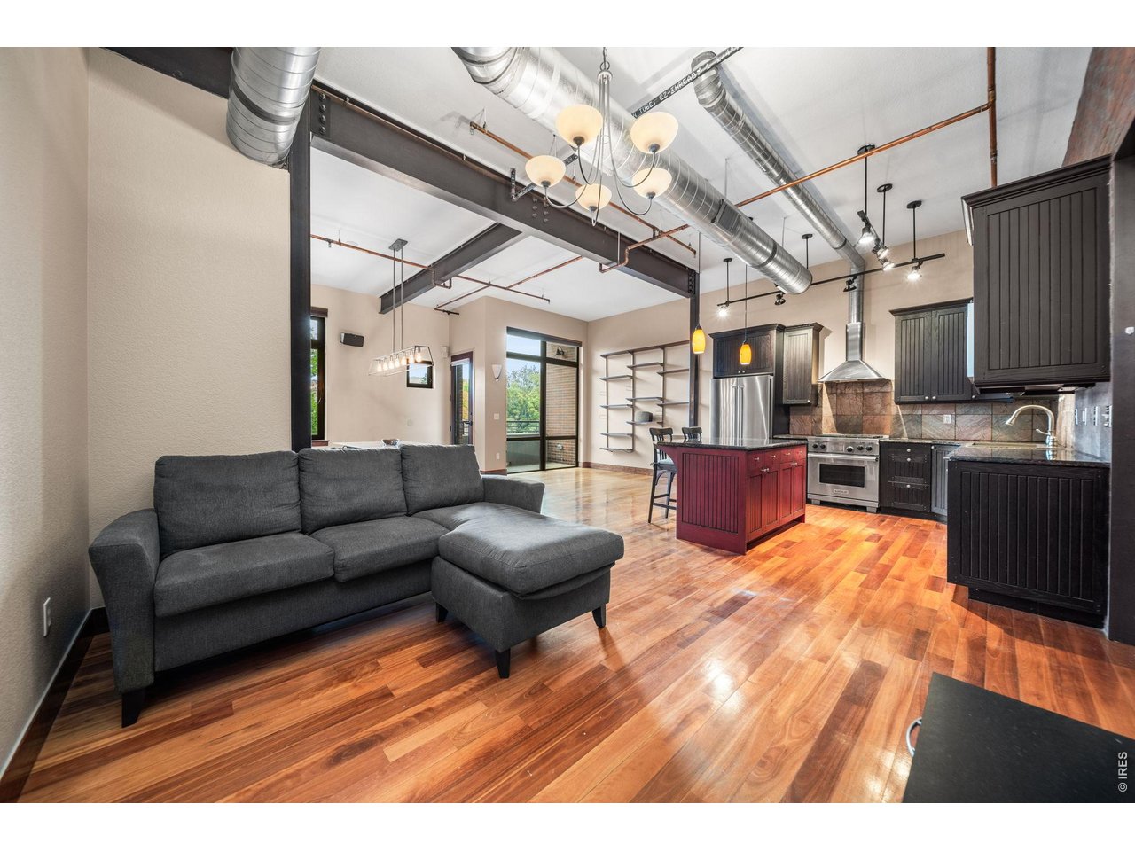 210 W Magnolia St 360