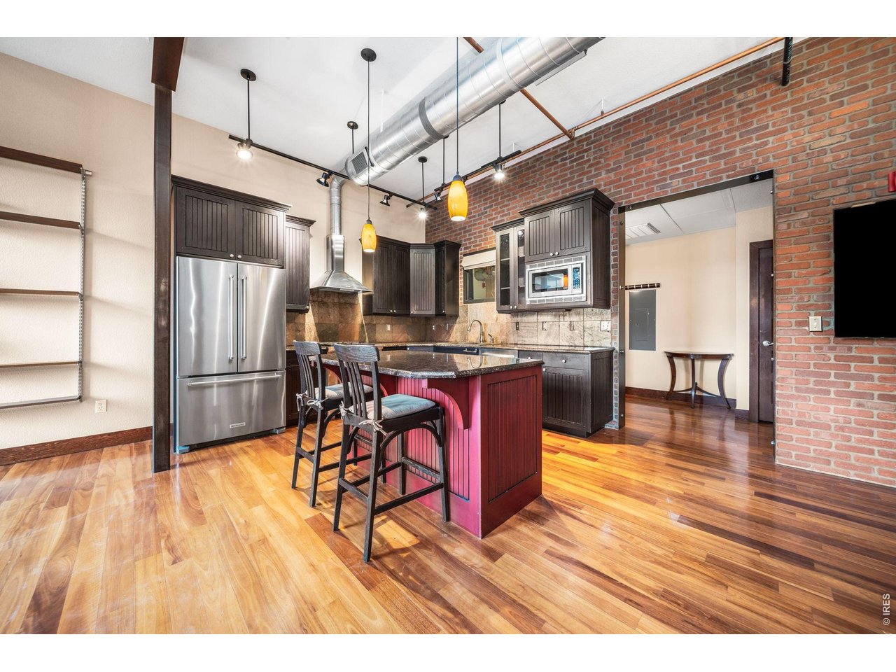 210 W Magnolia St 360