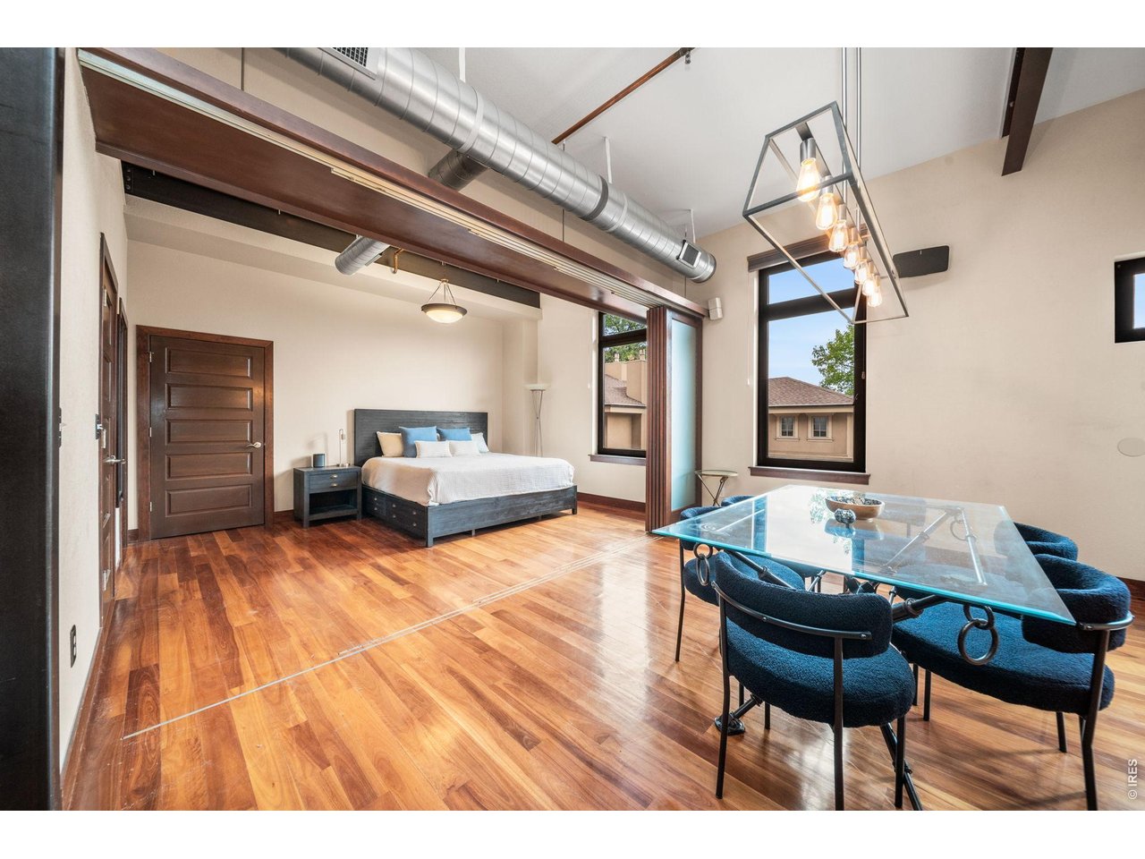 210 W Magnolia St 360