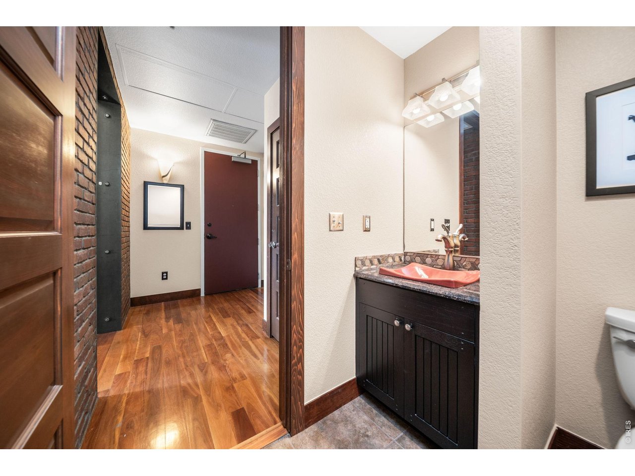 210 W Magnolia St 360