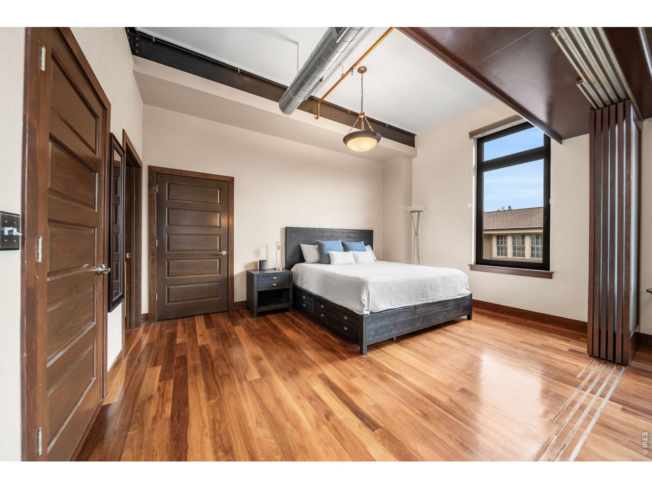210 W Magnolia St 360