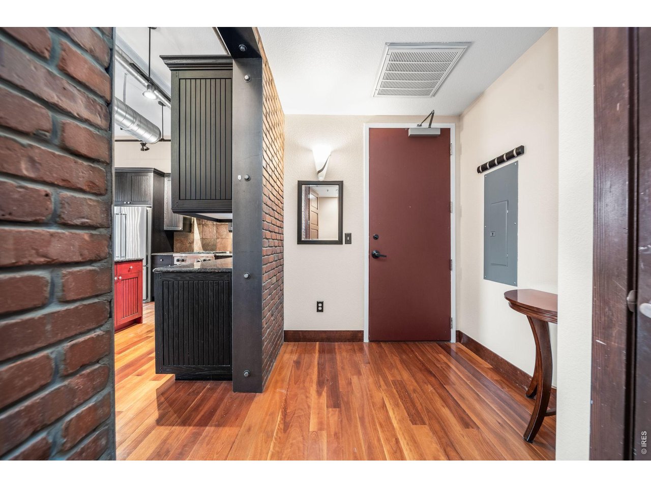 210 W Magnolia St 360