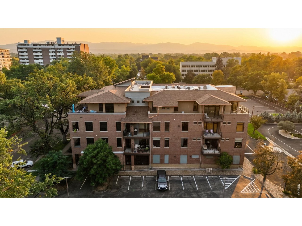 210 W Magnolia St 360