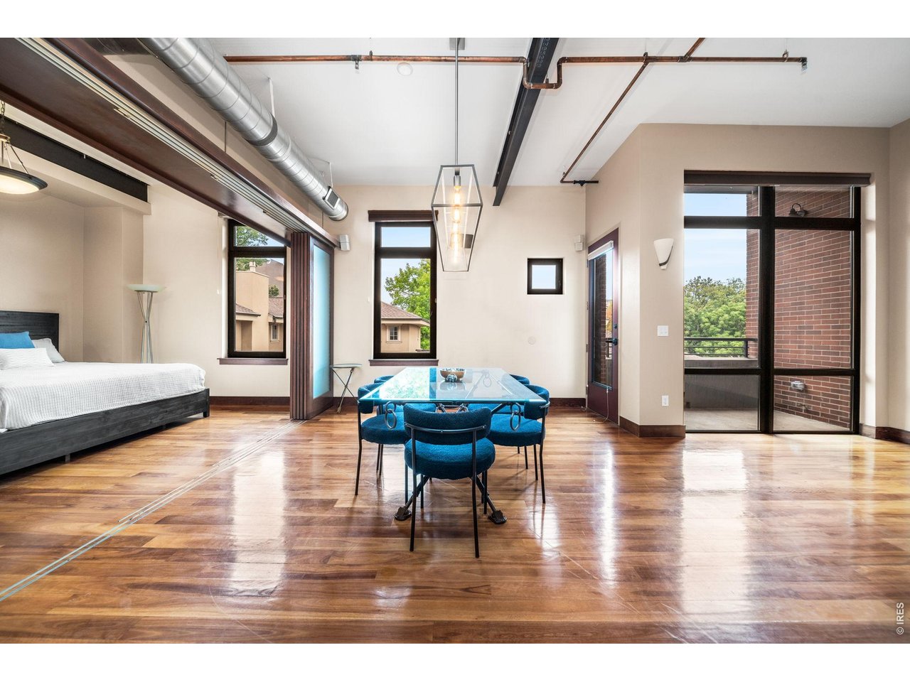 210 W Magnolia St 360
