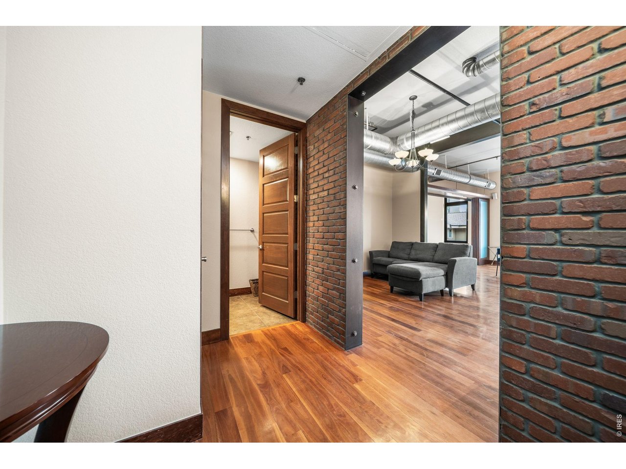 210 W Magnolia St 360