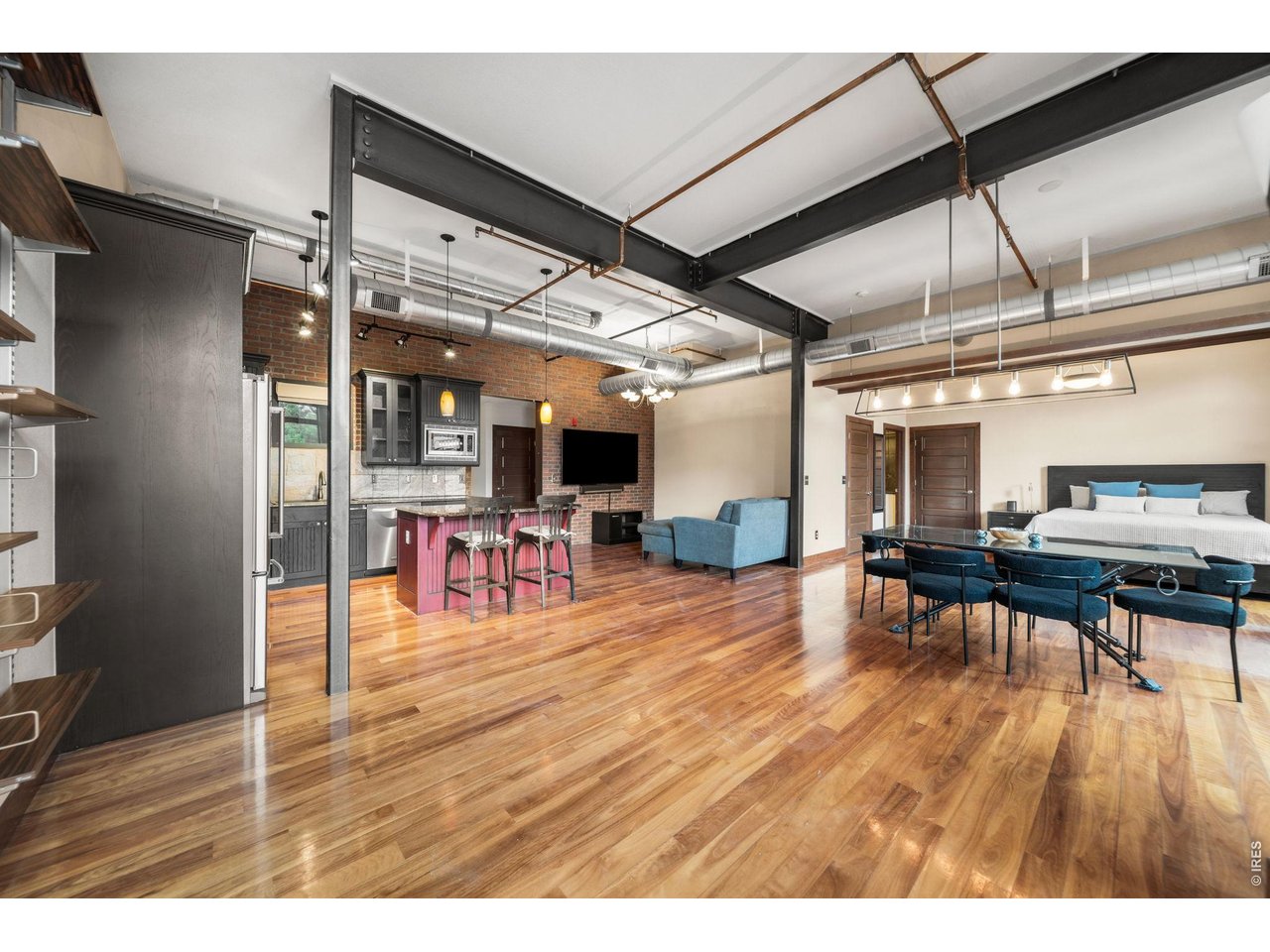 210 W Magnolia St 360