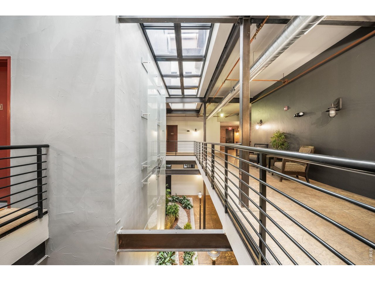 210 W Magnolia St 360