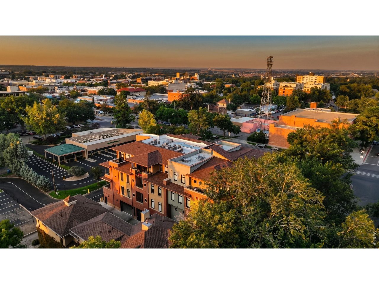 210 W Magnolia St 360