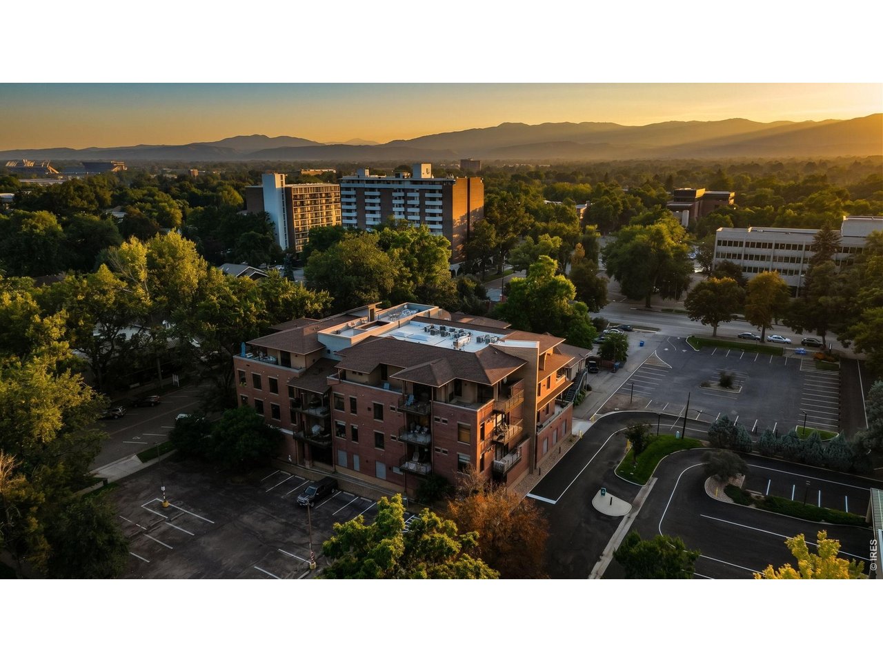 210 W Magnolia St 360