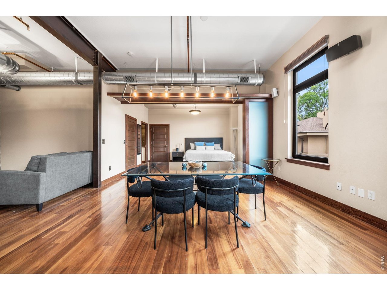 210 W Magnolia St 360