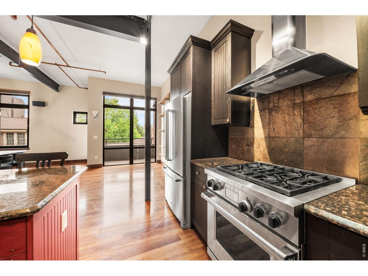 210 W Magnolia St 360