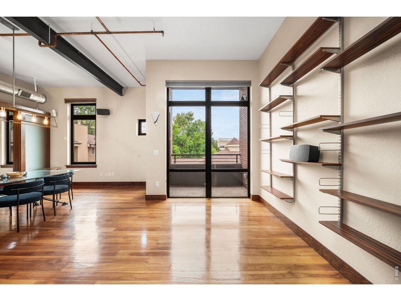 210 W Magnolia St 360