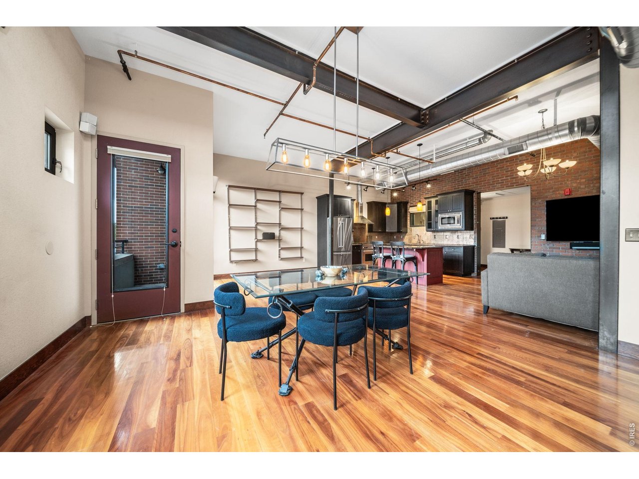 210 W Magnolia St 360