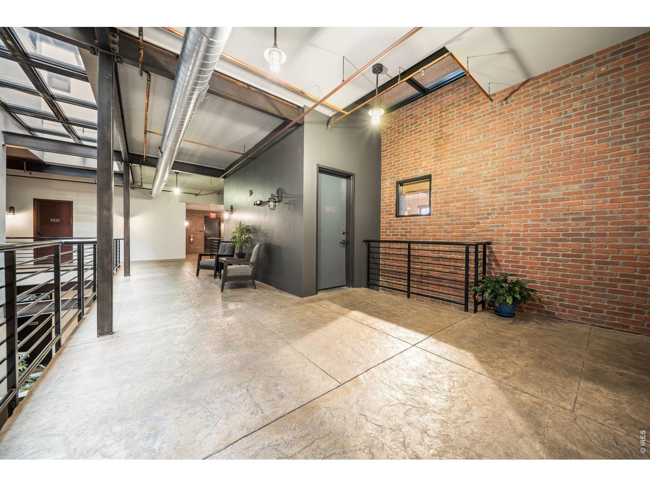 210 W Magnolia St 360