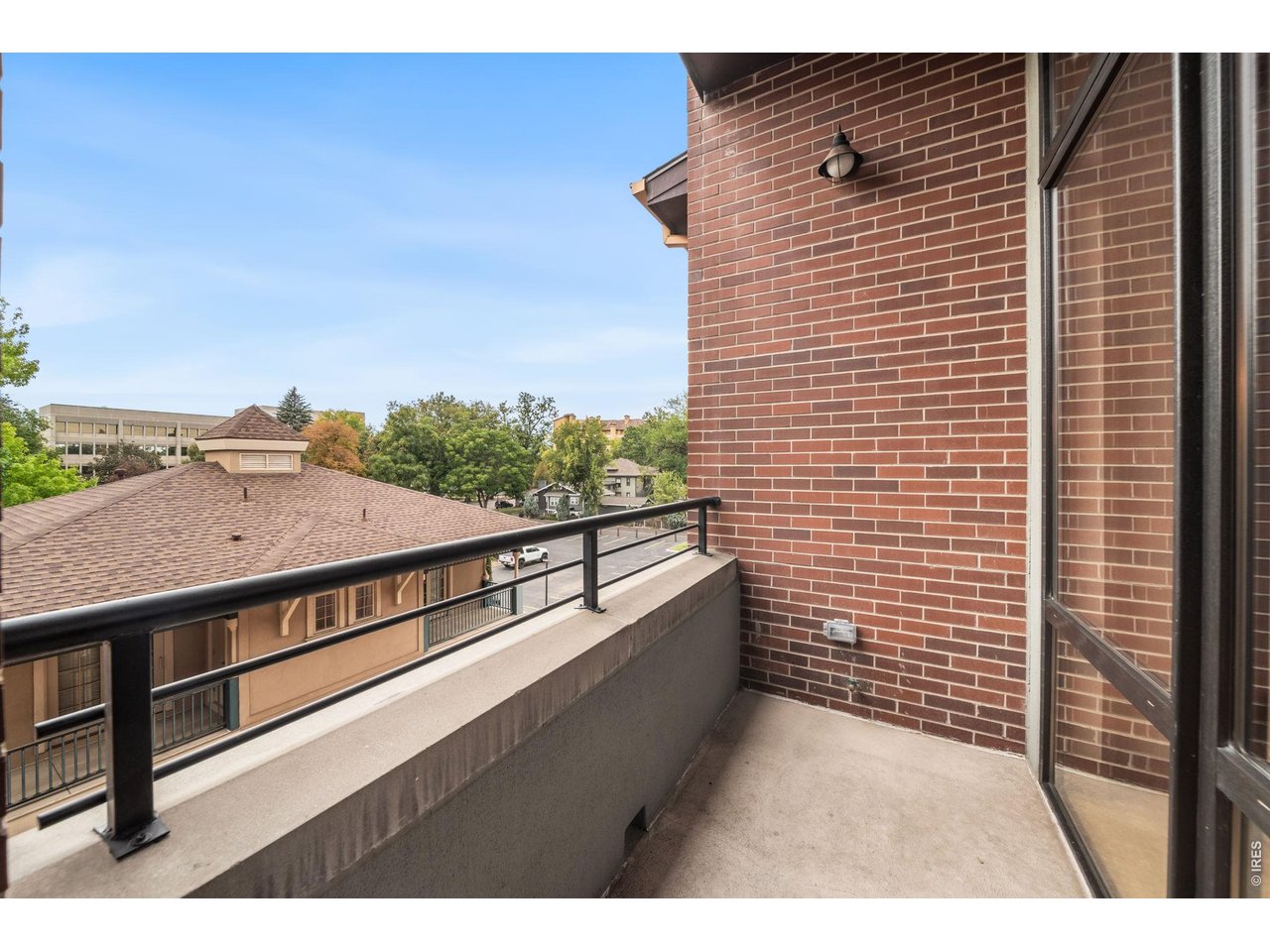 210 W Magnolia St 360