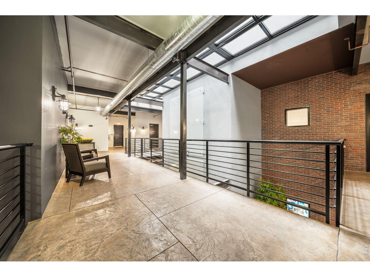 210 W Magnolia St 360