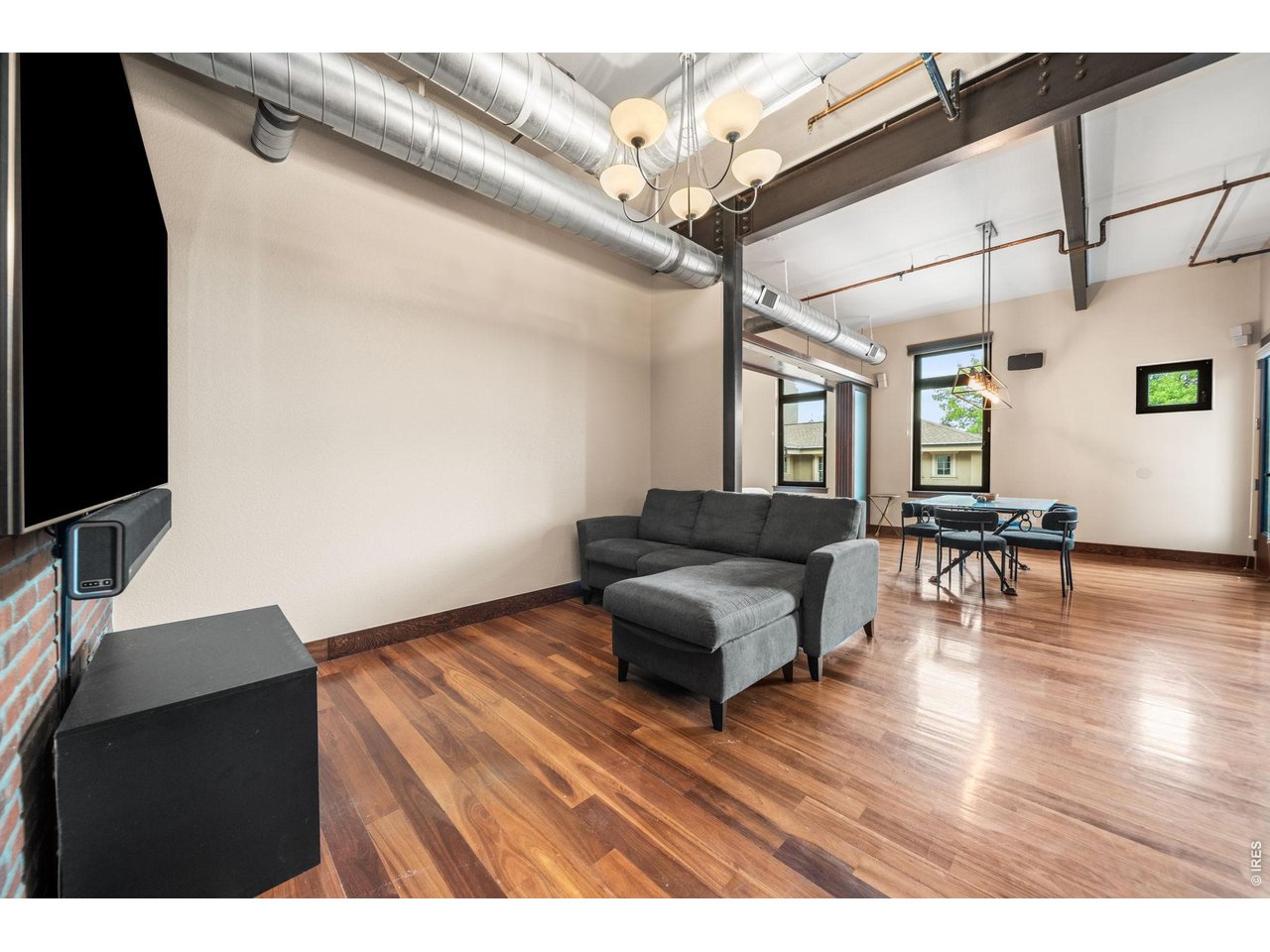210 W Magnolia St 360