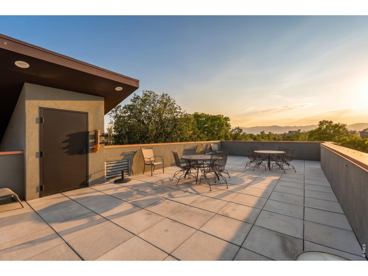 210 W Magnolia St 360
