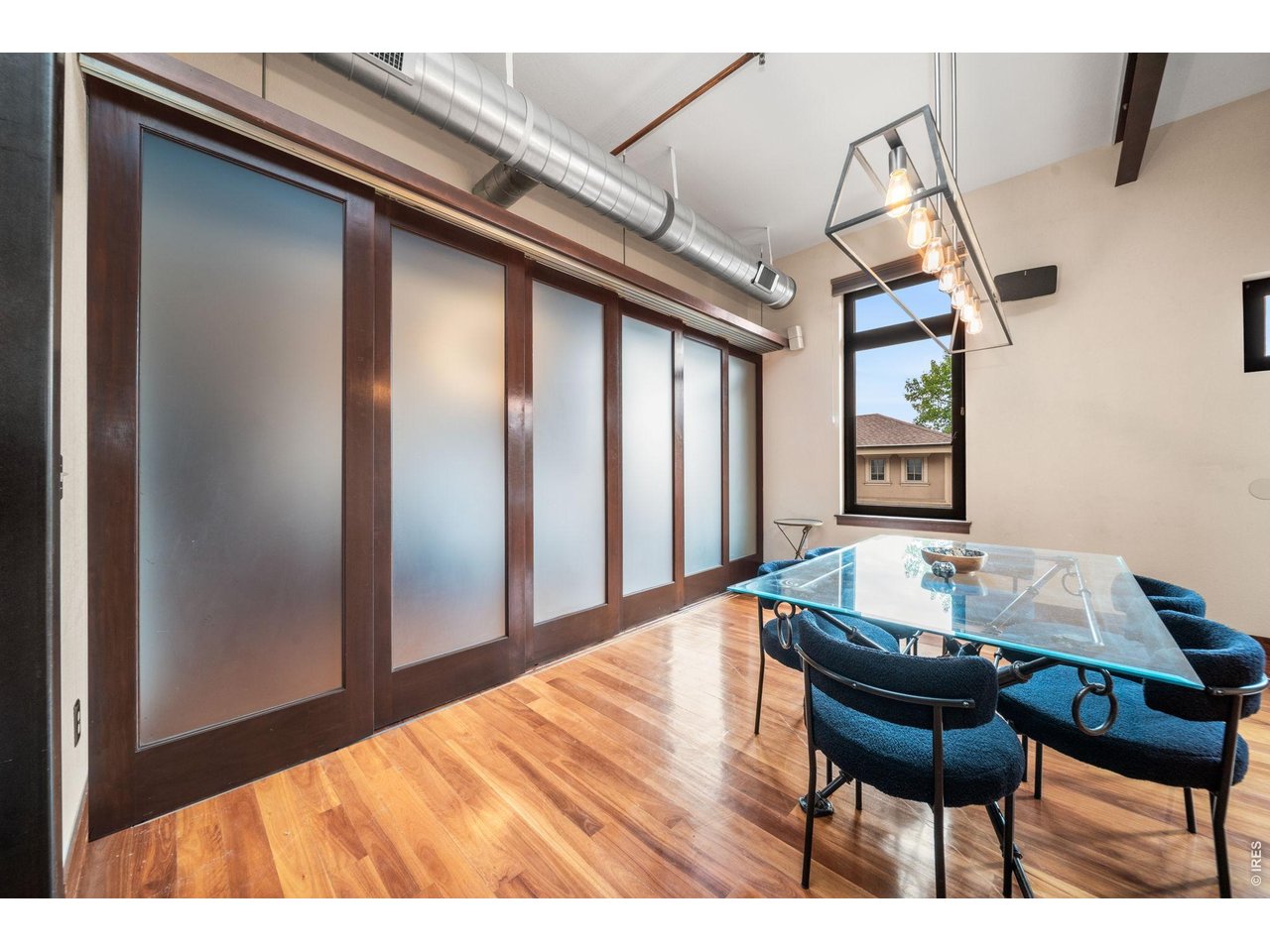 210 W Magnolia St 360