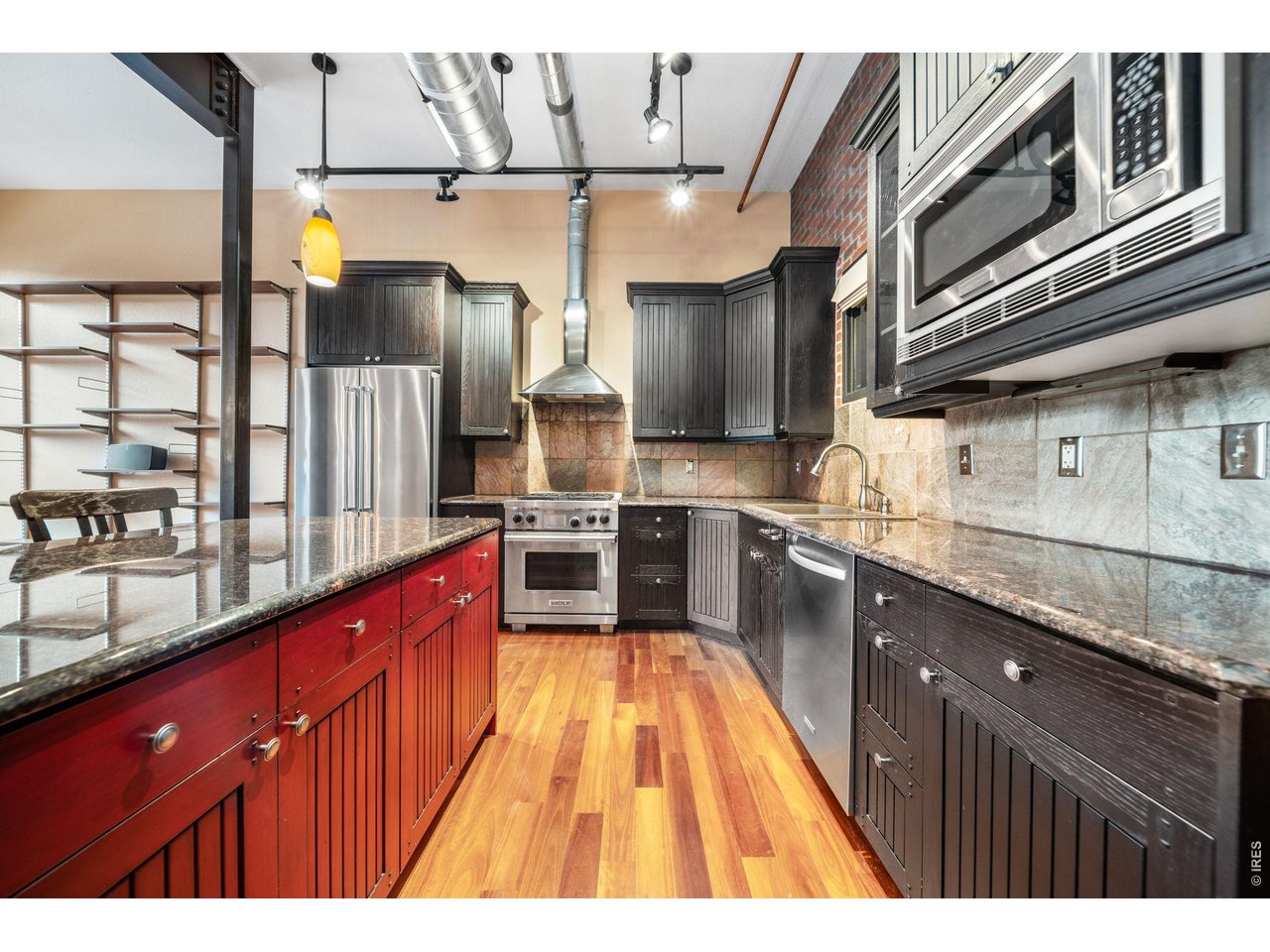 210 W Magnolia St 360
