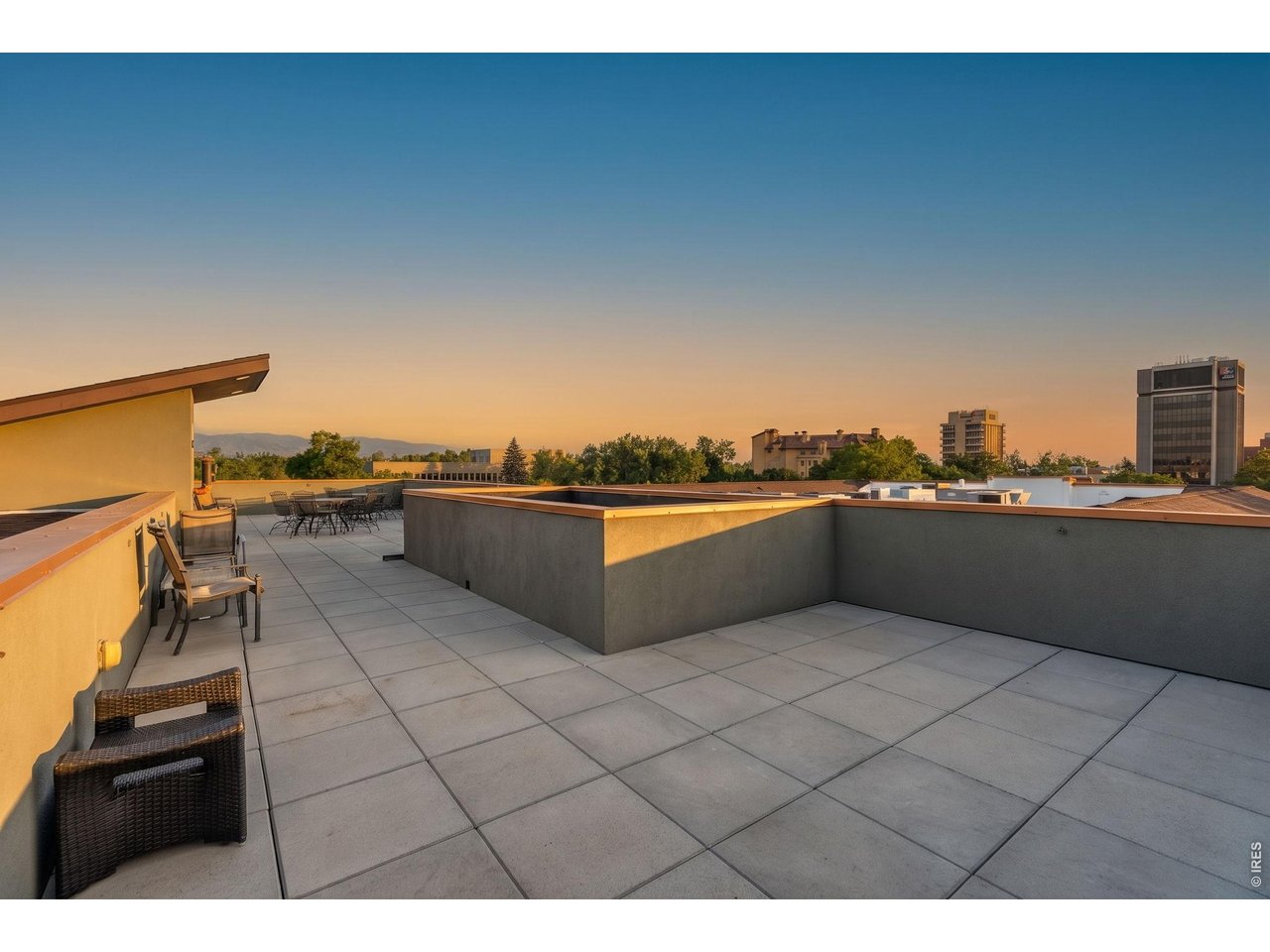 210 W Magnolia St 360
