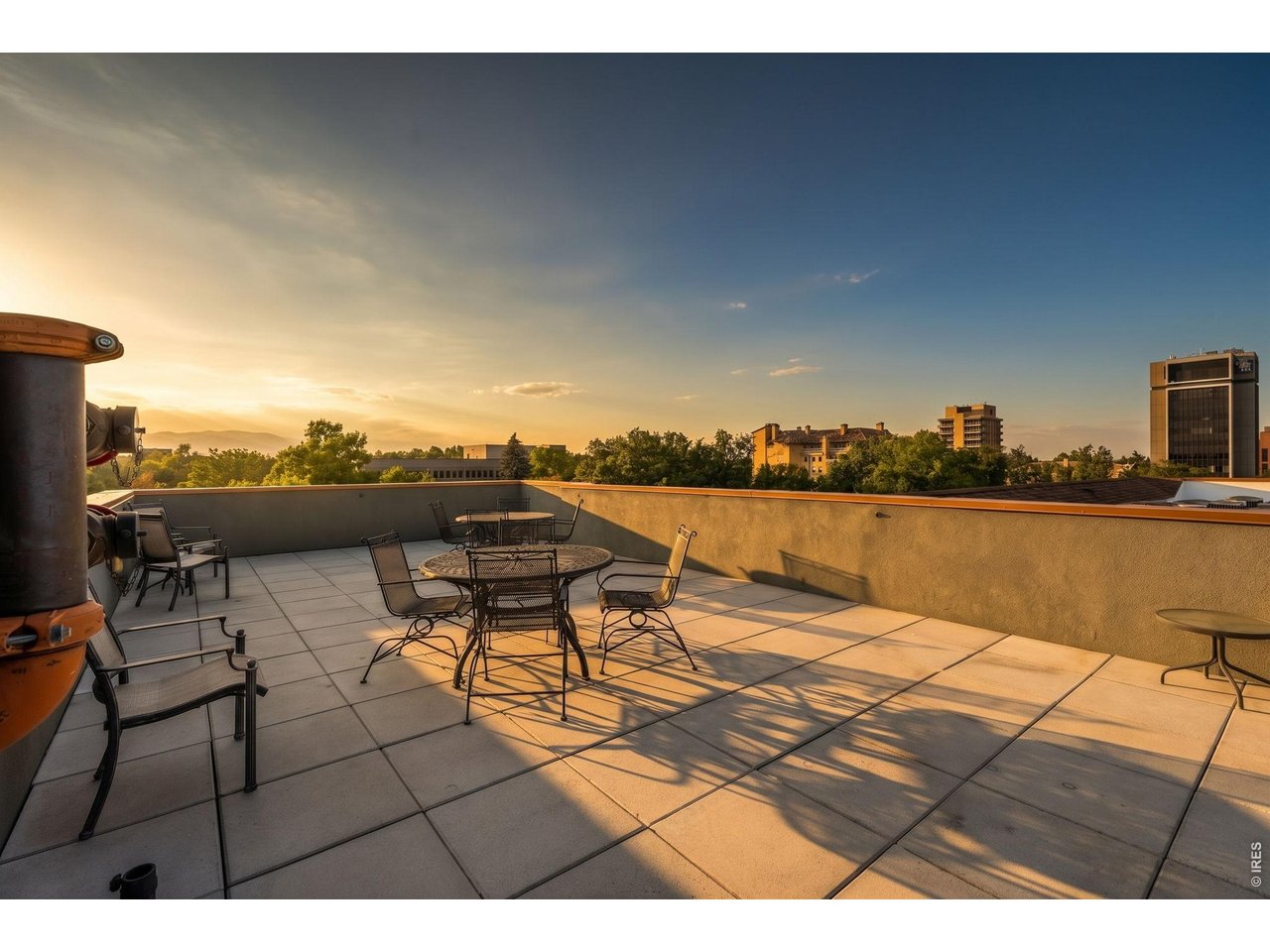 210 W Magnolia St 360