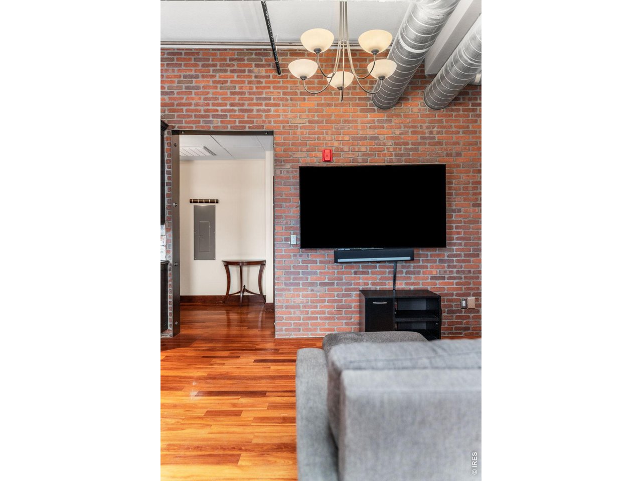 210 W Magnolia St 360