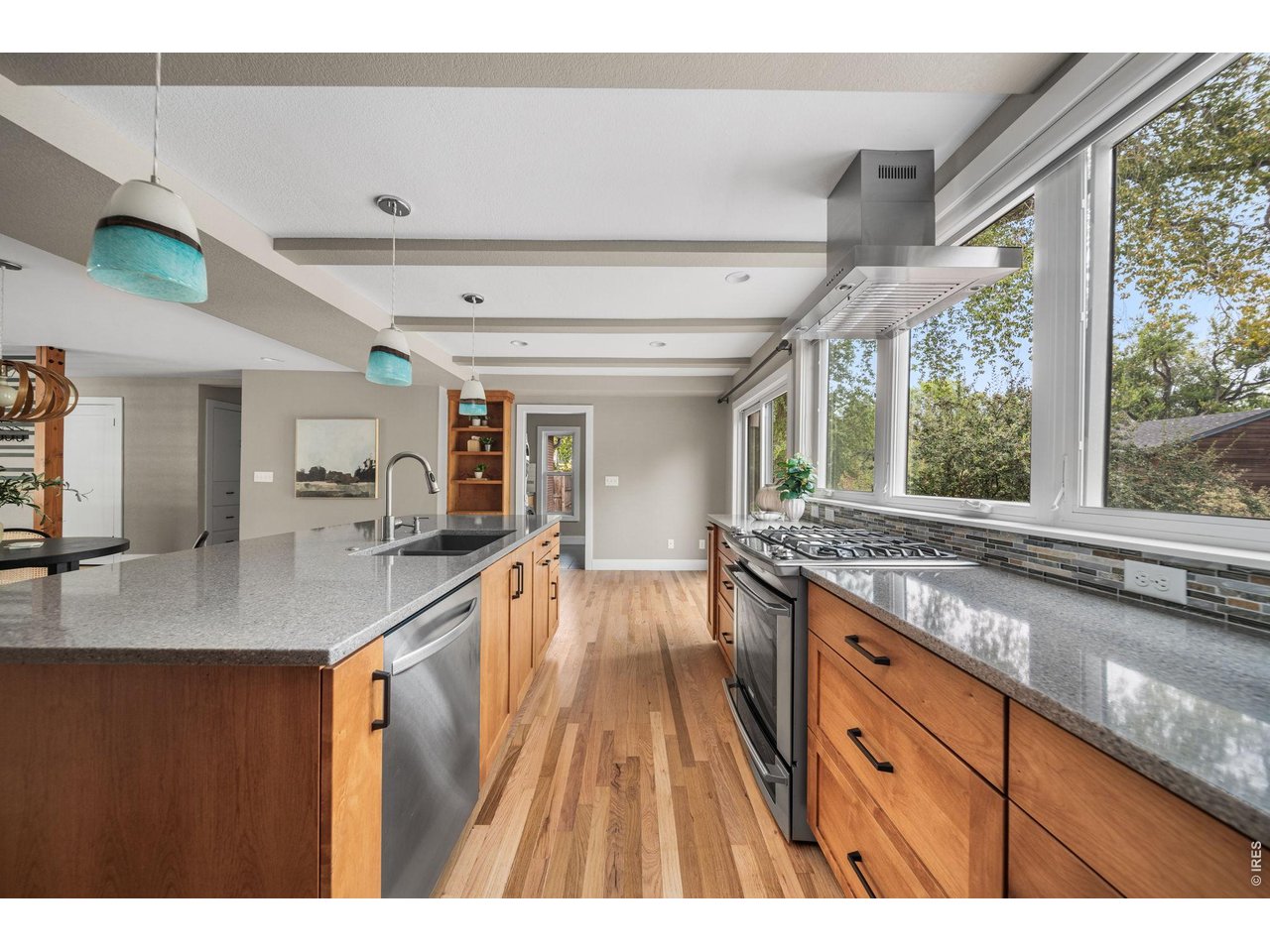 700 Locust St