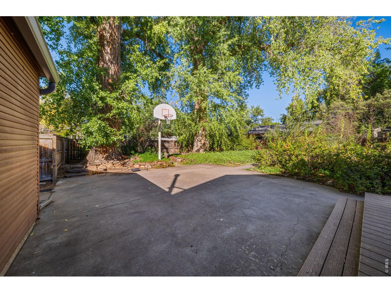 700 Locust St