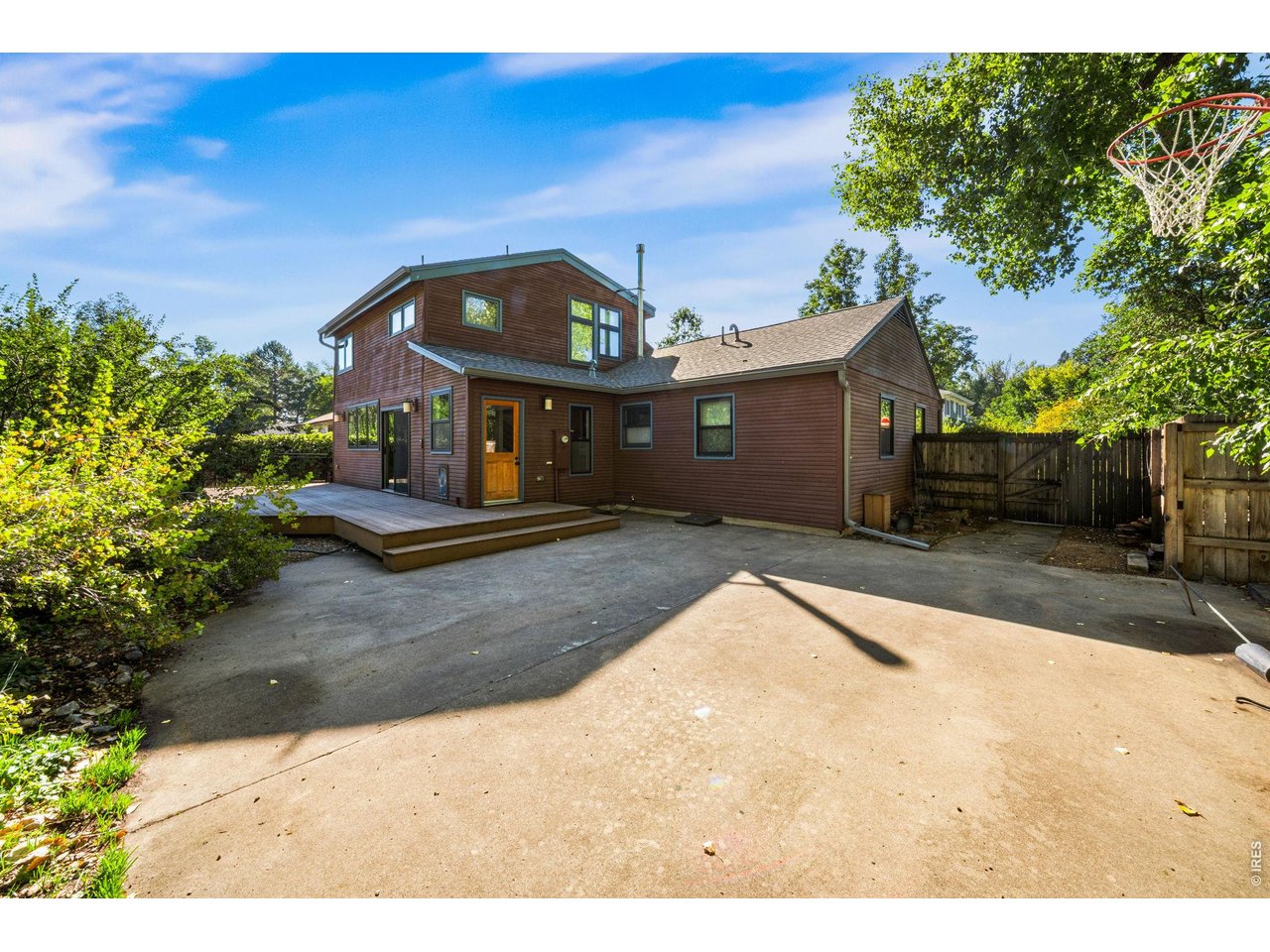 700 Locust St