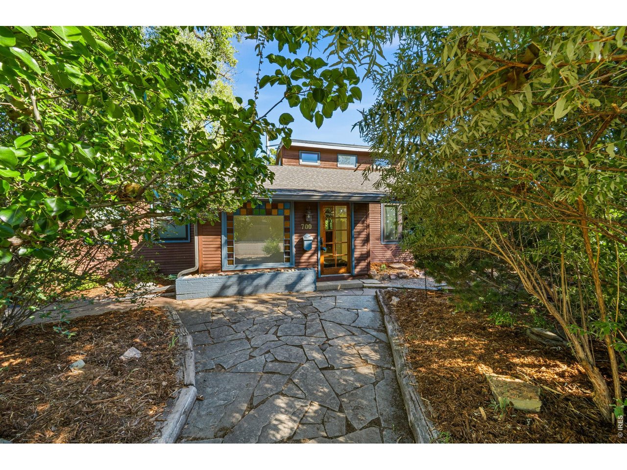 700 Locust St
