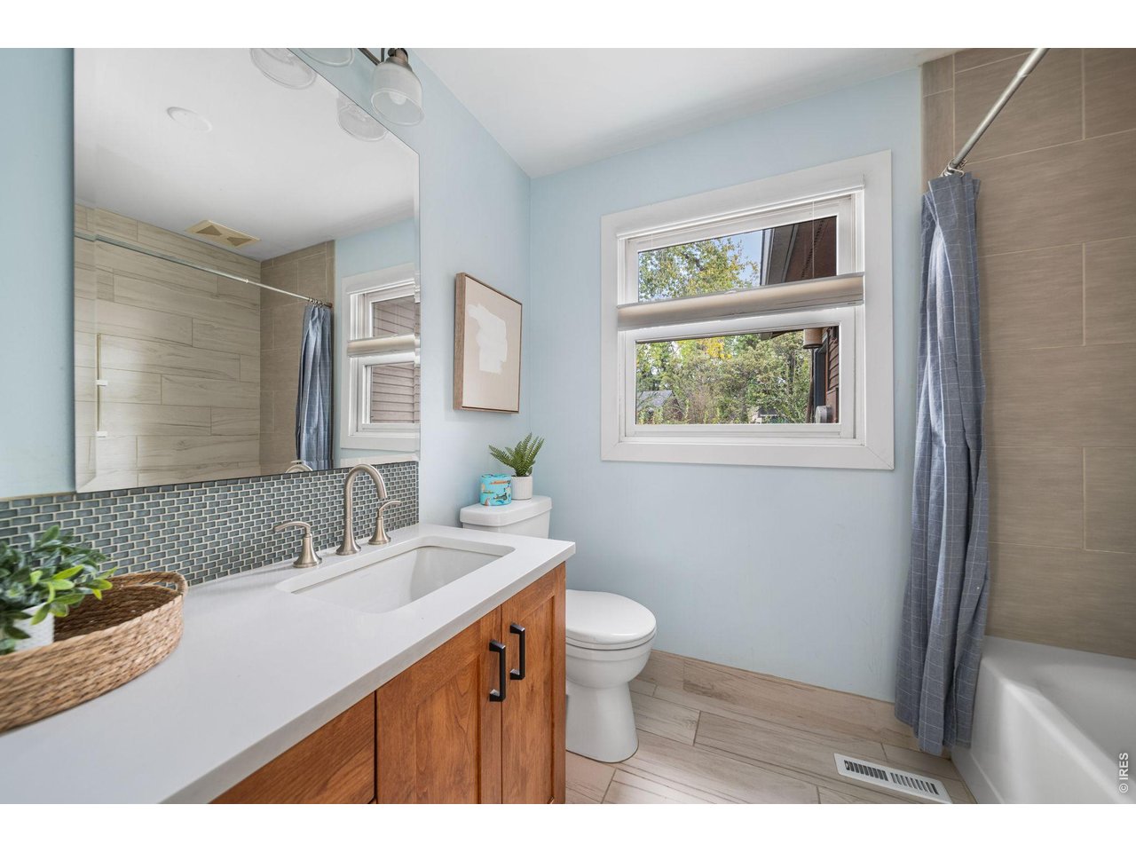 700 Locust St