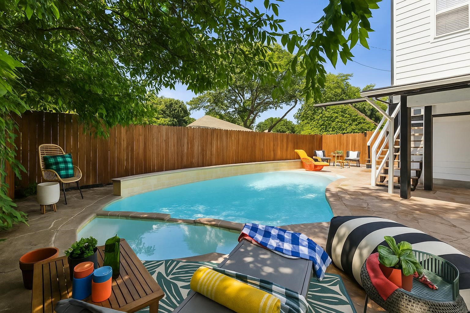 2435 W 10th Street