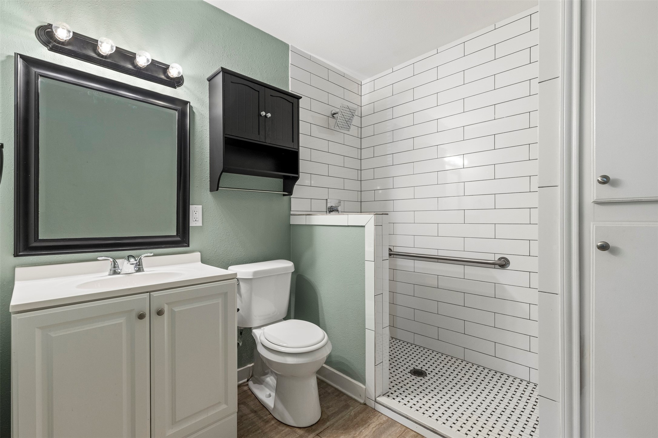 2425 Larchmont Drive