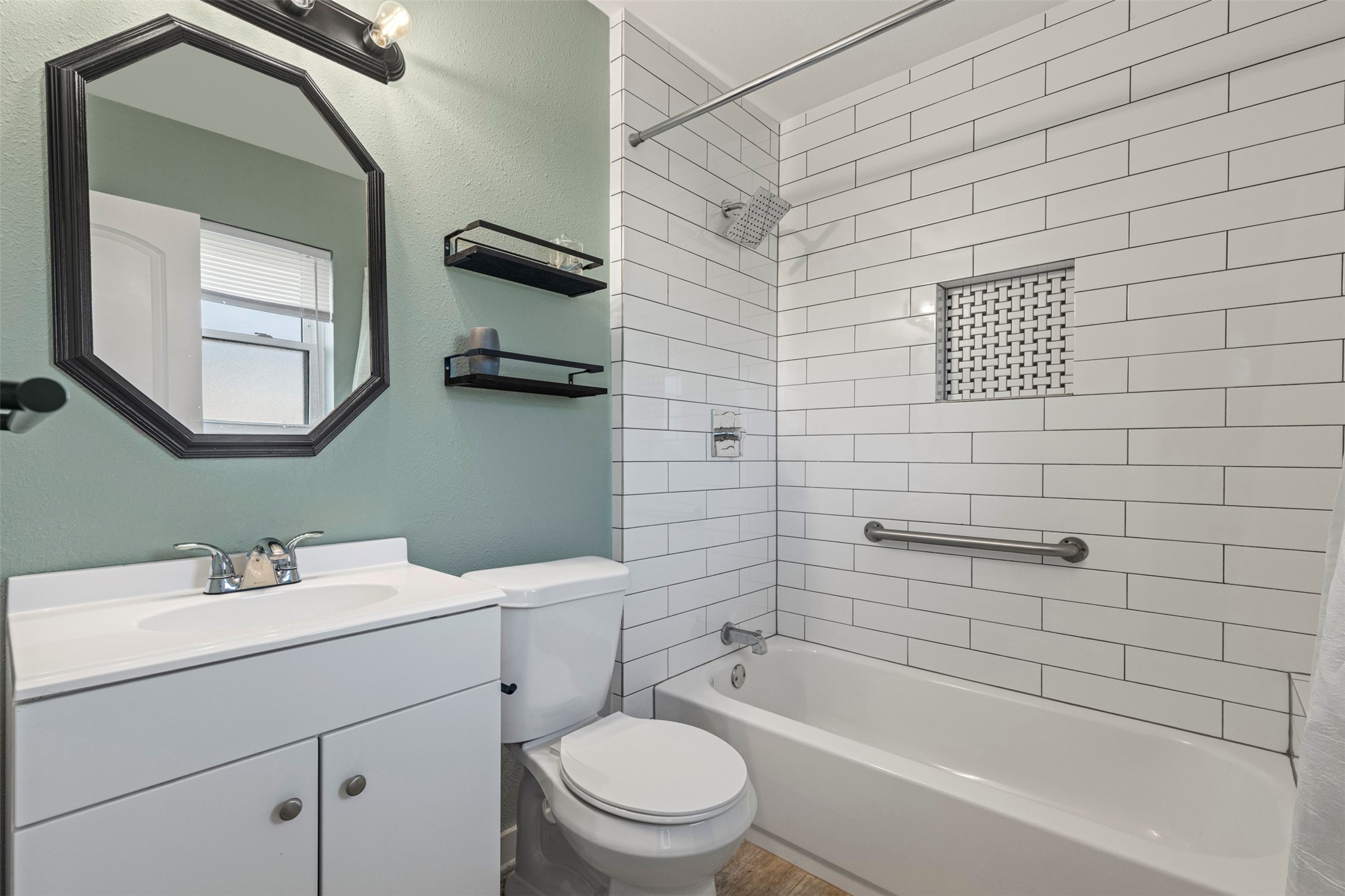 2425 Larchmont Drive