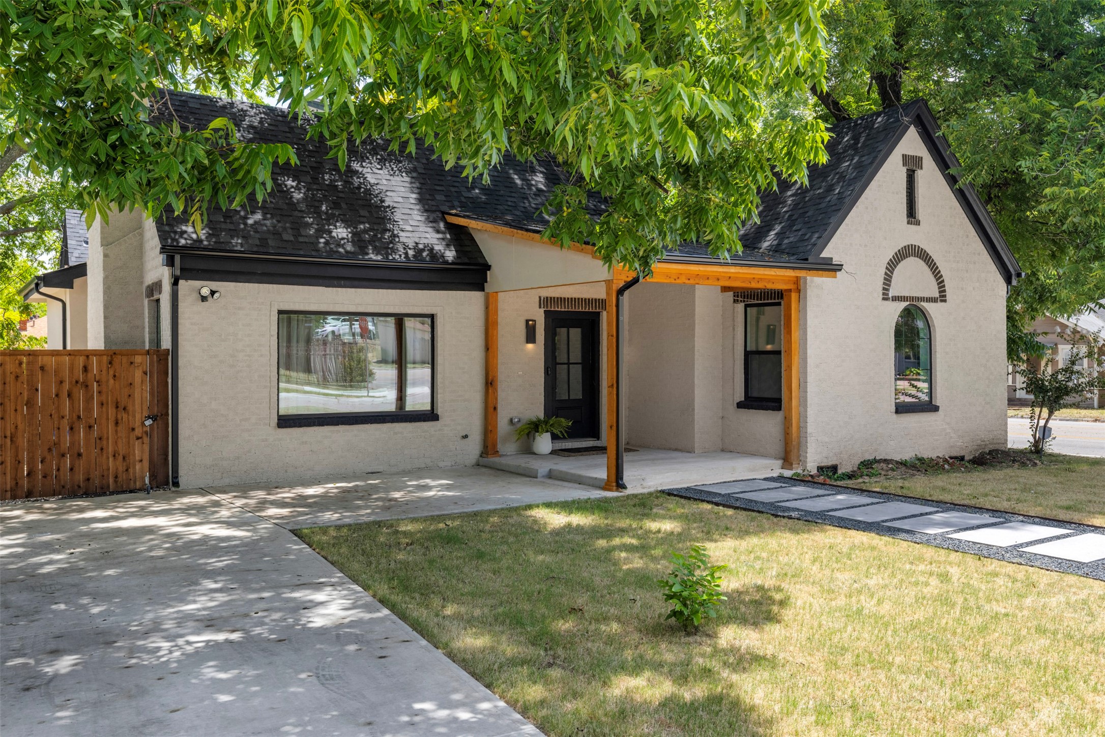 422 S Montreal Avenue