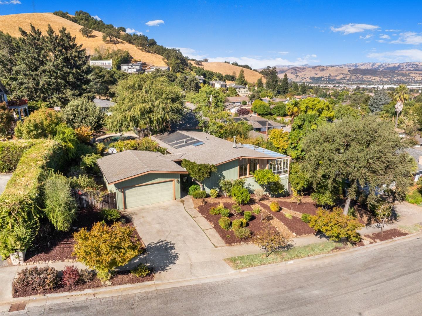 875 Claremont DR
