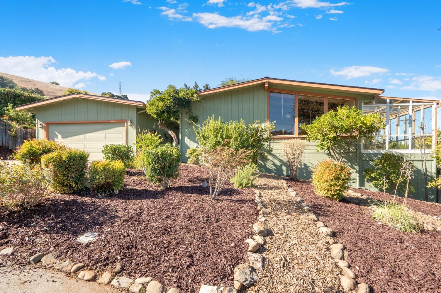 875 Claremont DR